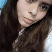 La profesora de lengua española ofrece clases a alumnos de educación inicial